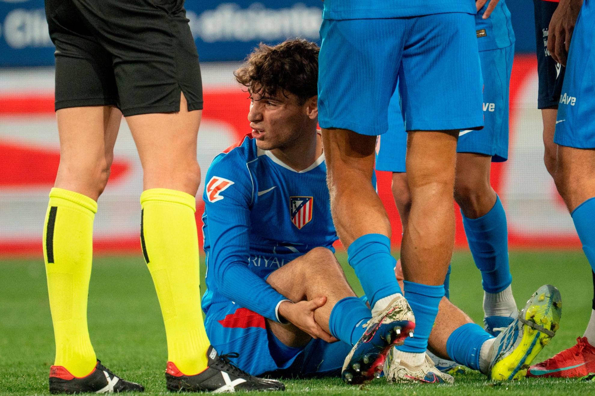 Mendoza, lesionado durante el partido ante Osasuna.