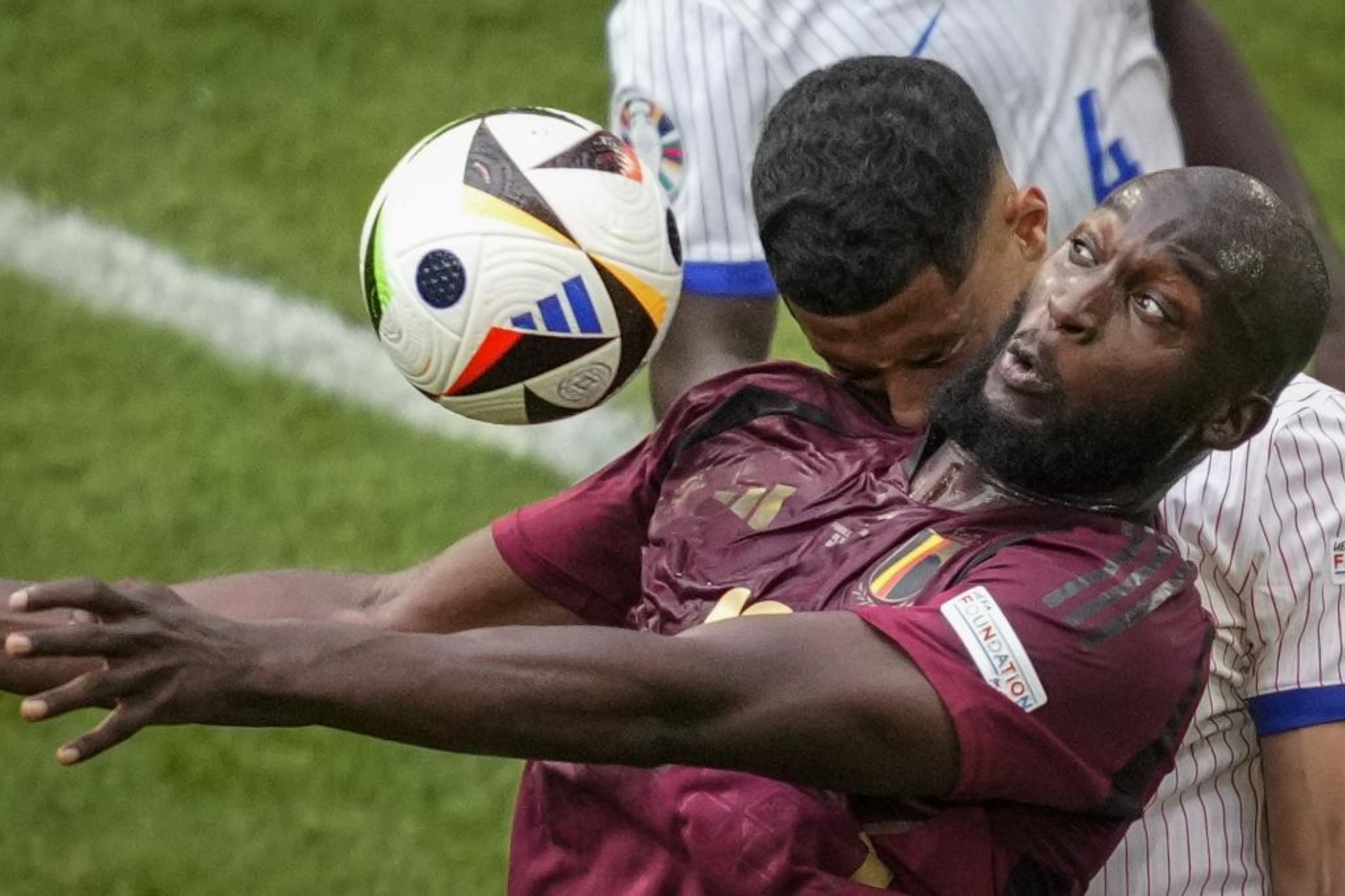 Romelu Lukaku trata de controlar el balón ante la marca de William Saliba.