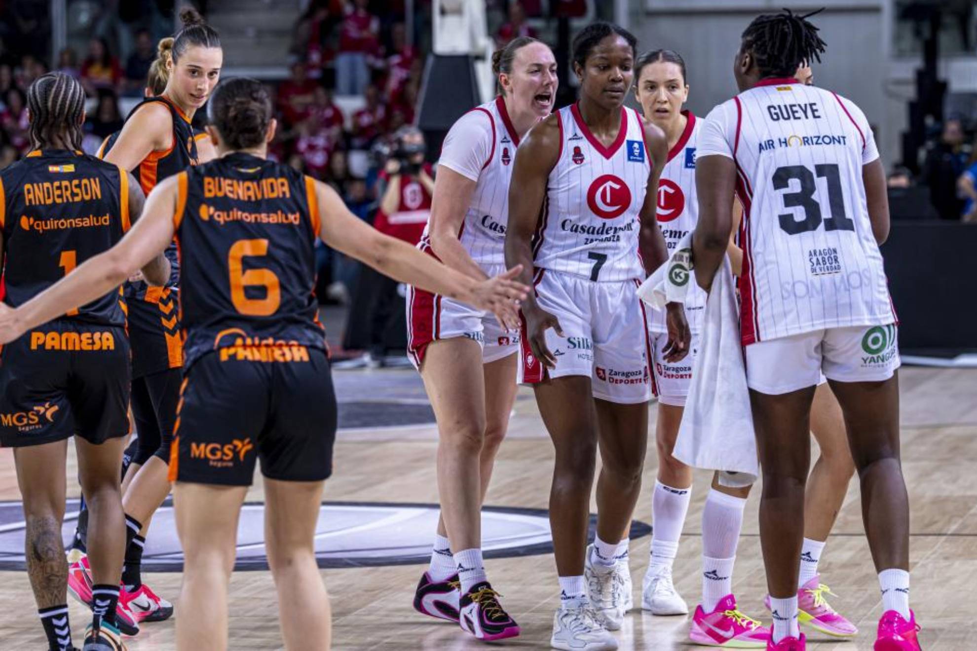 Las jugadoras del Valencia Basket y el Casademont Zaragoza, durante la Copa de la Reina.