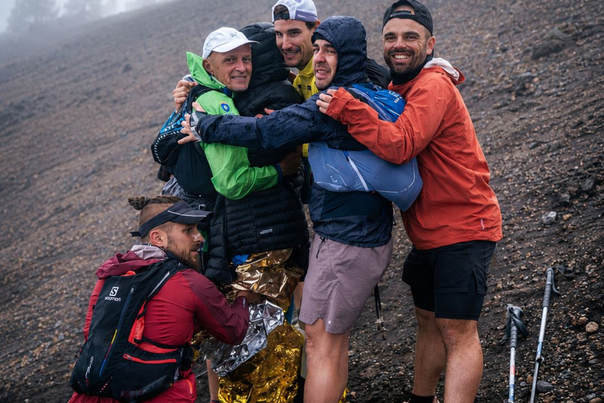 El abrazo con el corredor keniano durante Transvulcania.