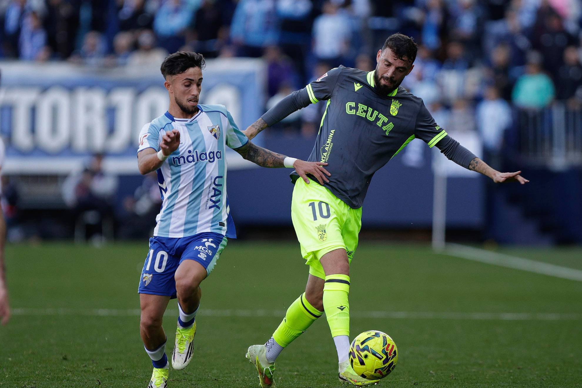 Larrubia y Cristian Rodríguez disputan el balón.