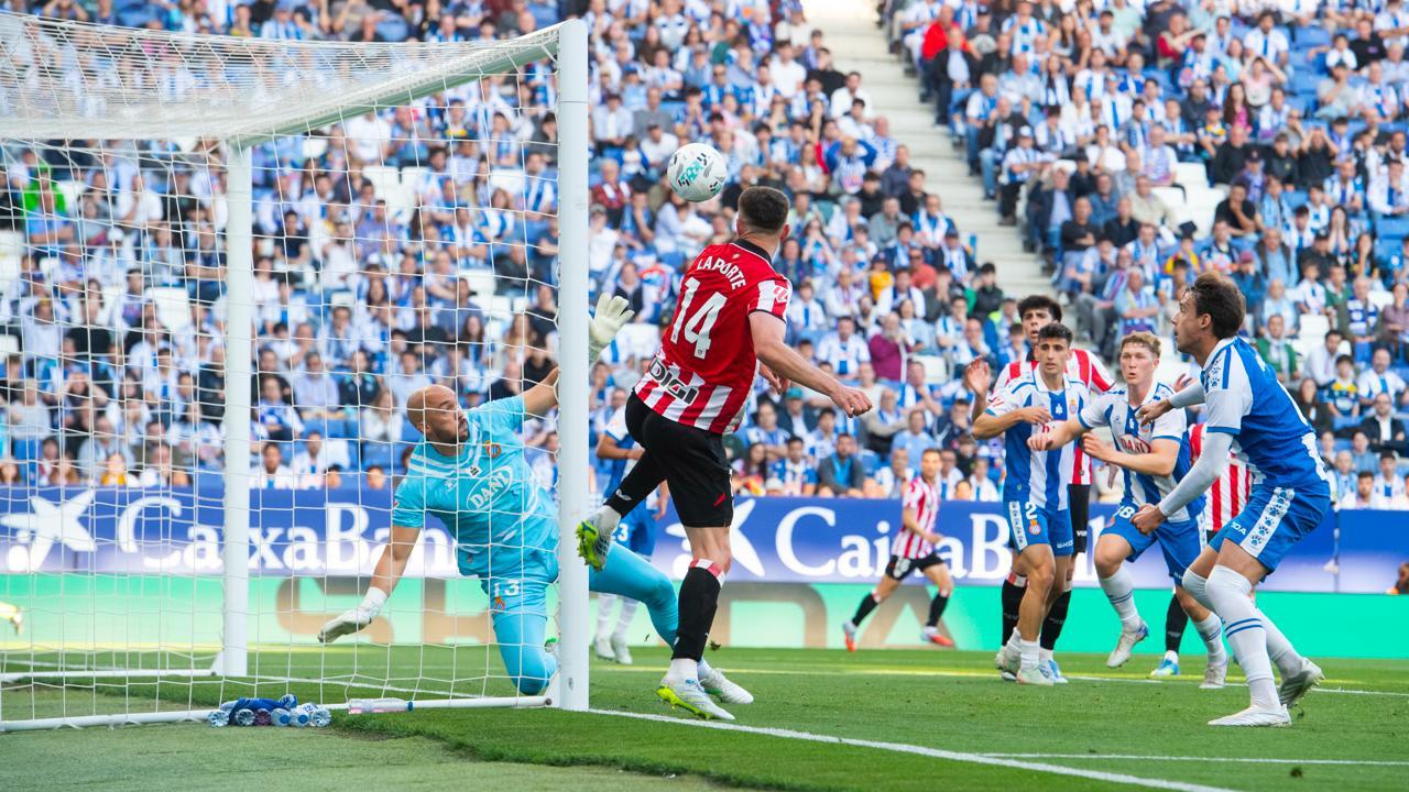 Laporte remató al larguero con la espalda tras un rechace de Iker.