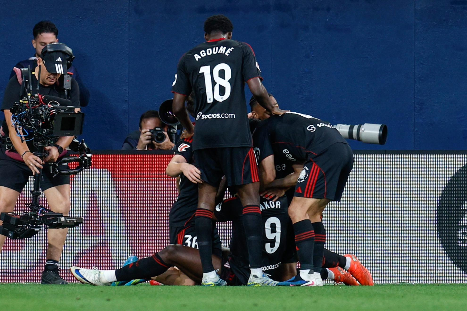 Los jugadores del Sevilla celebran el gol de Akor Adams.