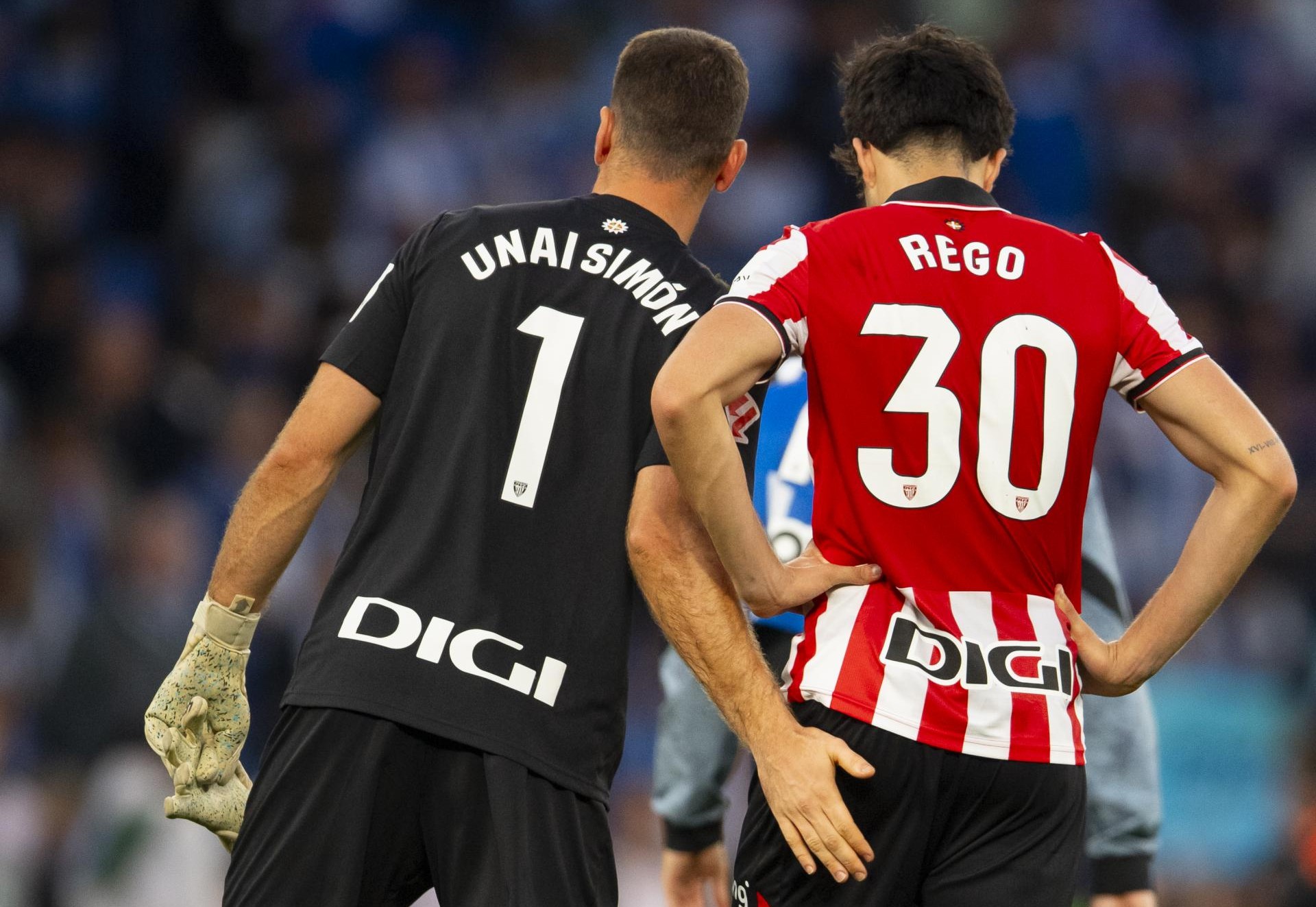 Simón consuela a Rego tras la derrota ante el Espanyol.