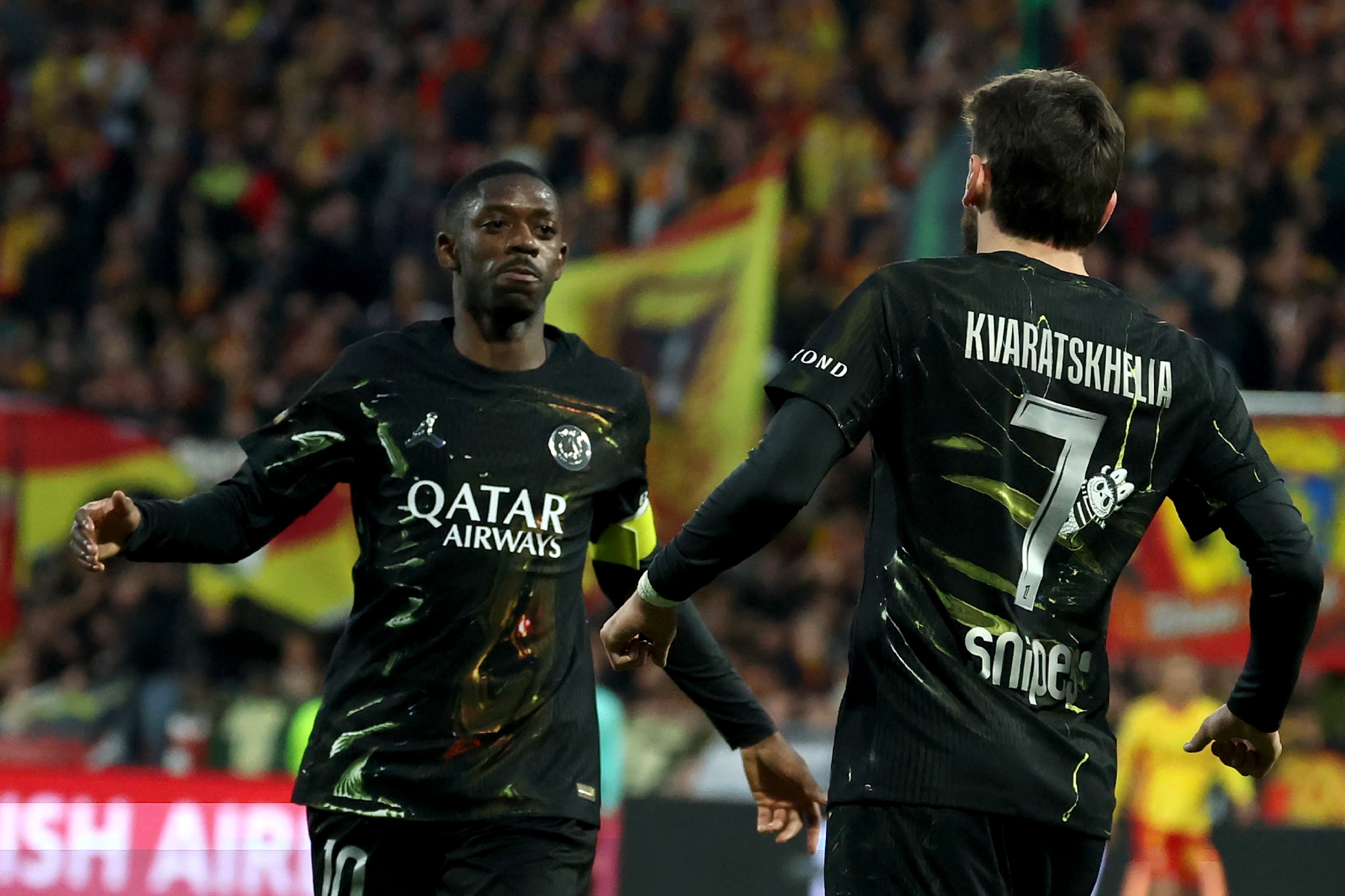 Dembélé y Kvaratskhelia celebrando el gol frente al Lens
