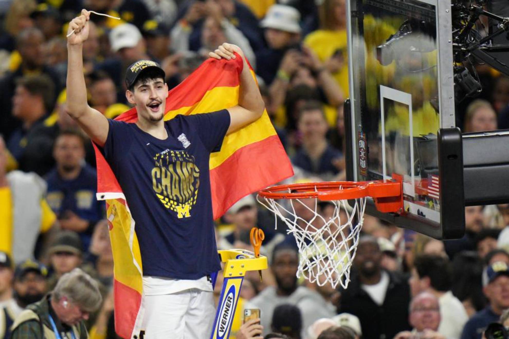 Aday Mara, tras ser campeón de la NCAA con los Michigan Wolverines.
