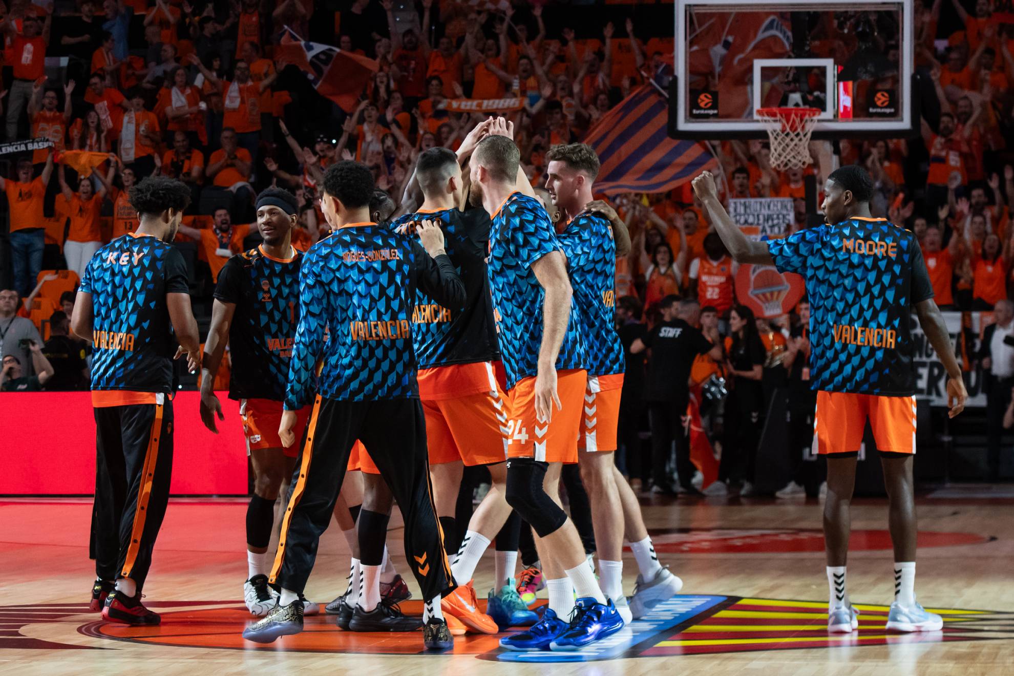 La plantilla del Valencia Basket hace una piña antes del quinto partido.