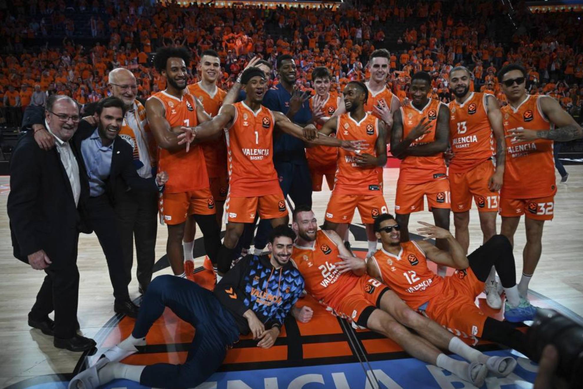 La plantilla del Valencia Basket celebra el pase a la Final Four de la Euroliga.