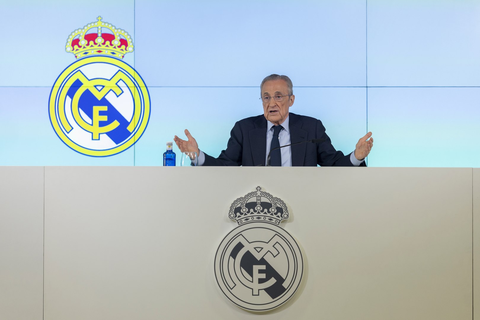 El presentador de La Tribu analiza la comparecencia de Florentino Pérez y critica el tono y el mensaje del presidente blanco.