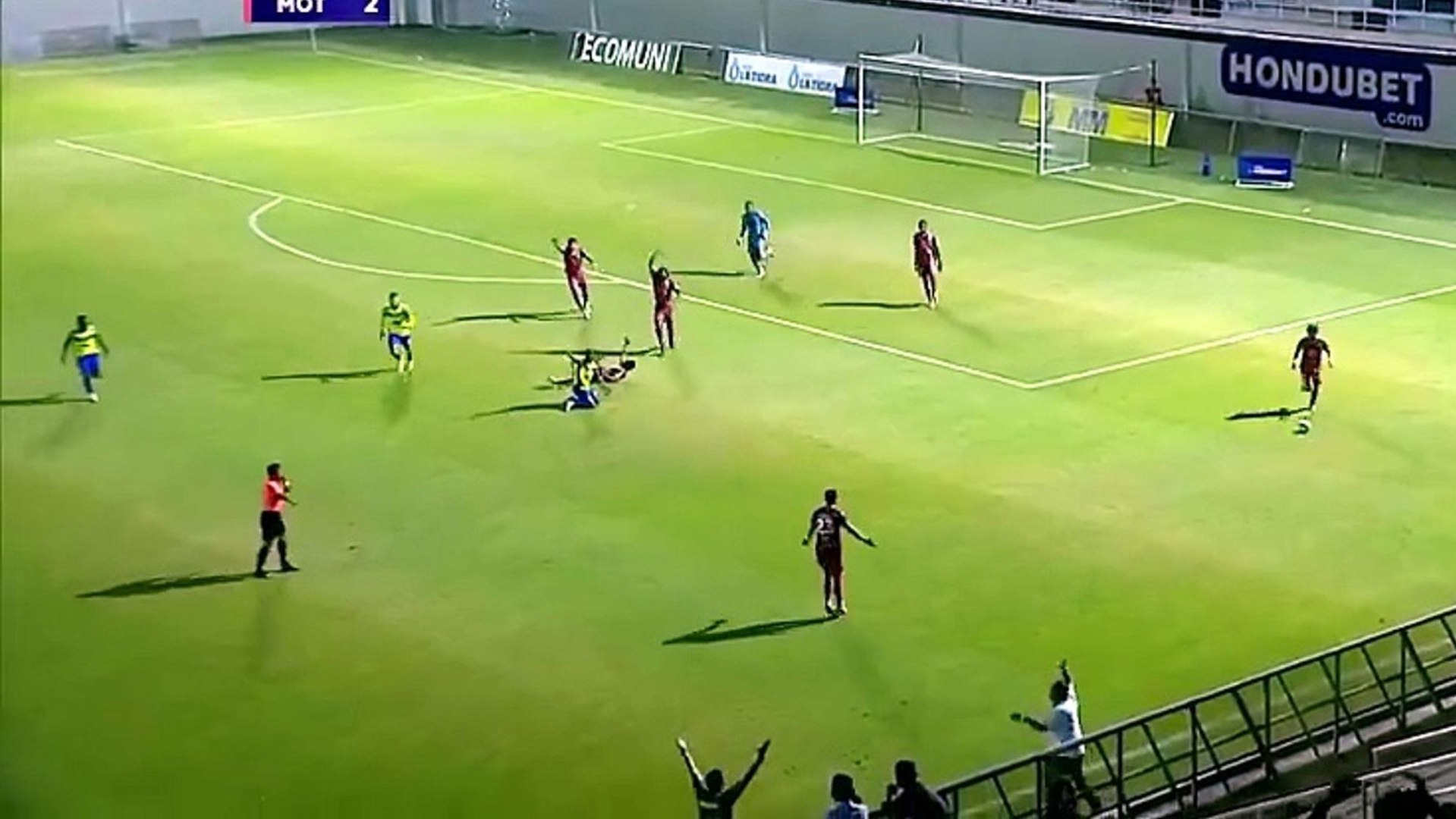 El futbolista de Motagua, equipo de la Primera División de Honduras, tuvo que ser sustituido tras un terrible impacto en el tobillo. Las imagenes son muy sensibles.