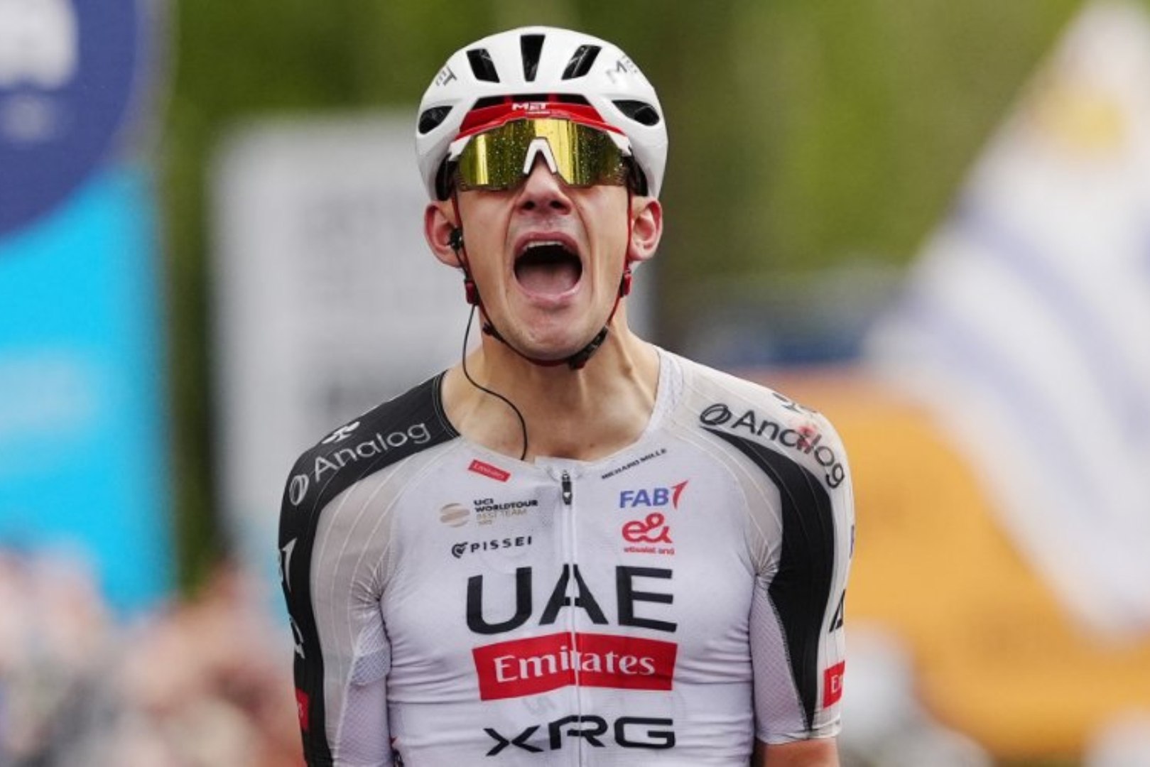 El navarro del UAE Team Emirates-XRG se sobrepone a una caída y a un error de recorrido para batir a Eulálio en Potenza tras una etapa infernal bajo la lluvia
