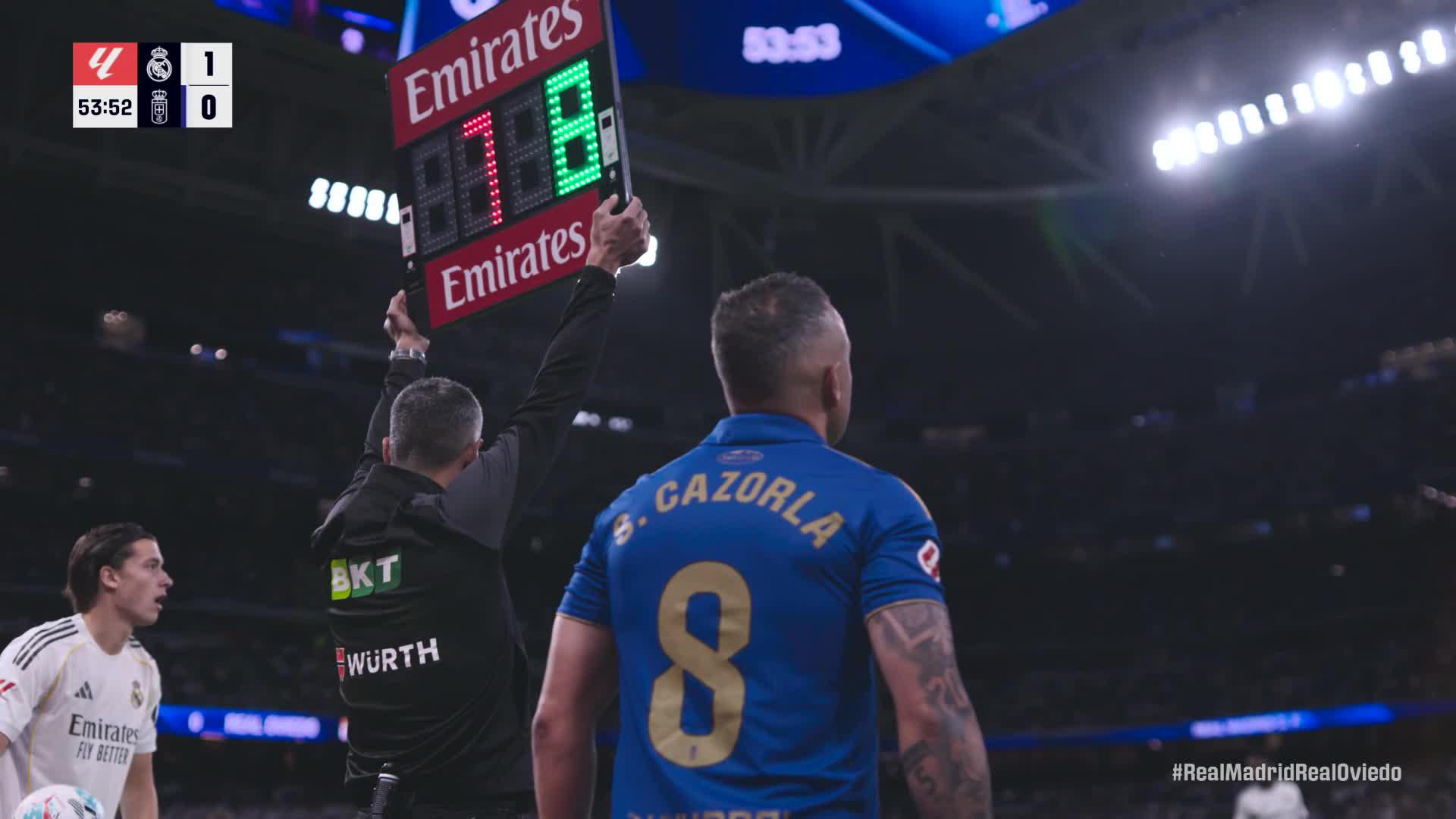 Emotiva ovación del Bernabéu a Santi Cazorla