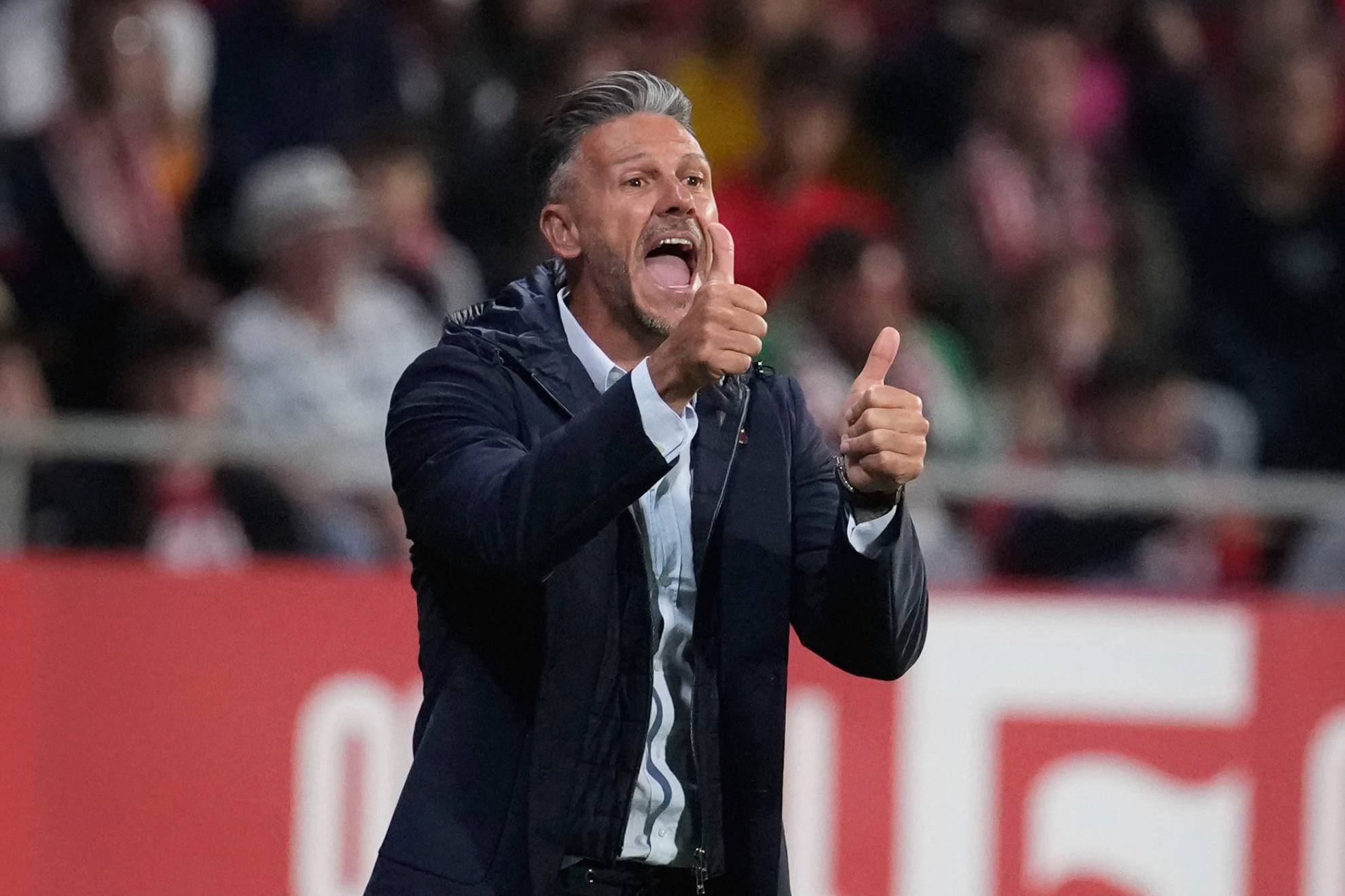 Martin Demichelis da instrucciones a sus jugadores.