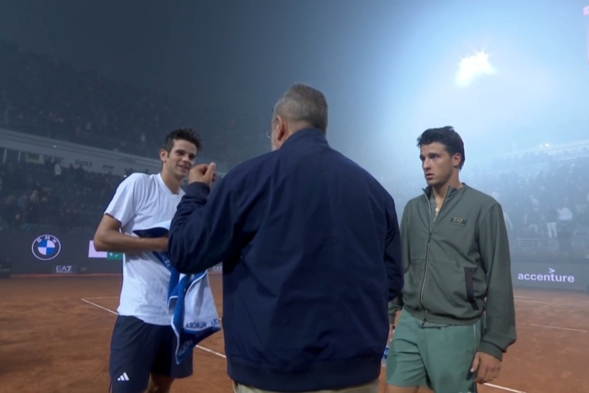 The chair umpire speaks with Jódar and Darderi.