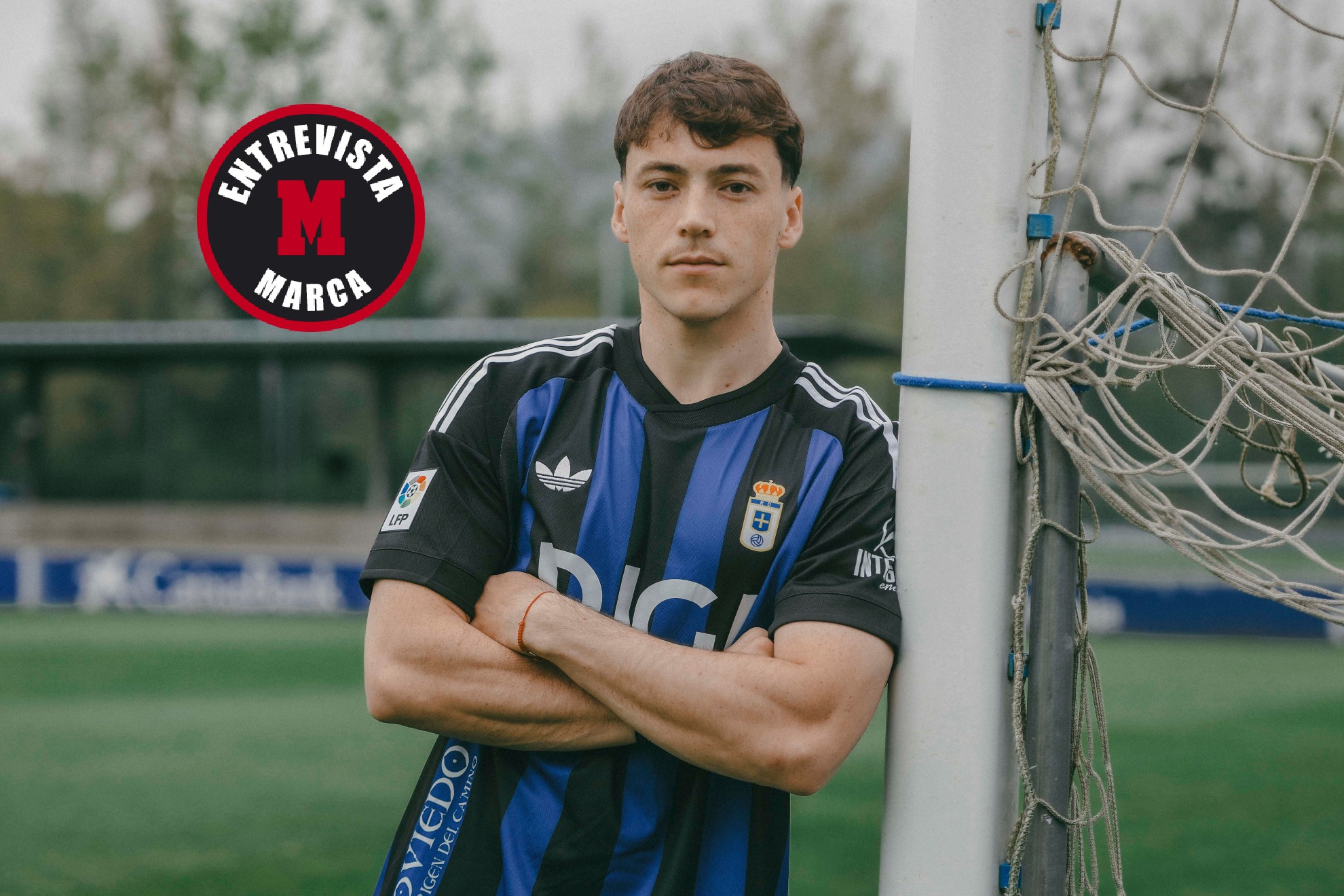 Viñas, con la camiseta del Oviedo.