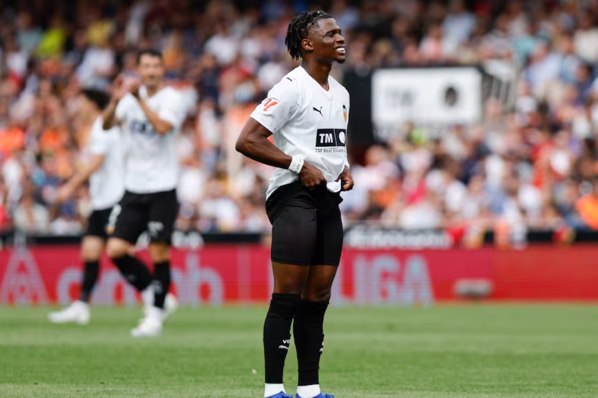 Ramazani y Guido en segundo plano, jugadores del Valencia apercibidos de sanción.