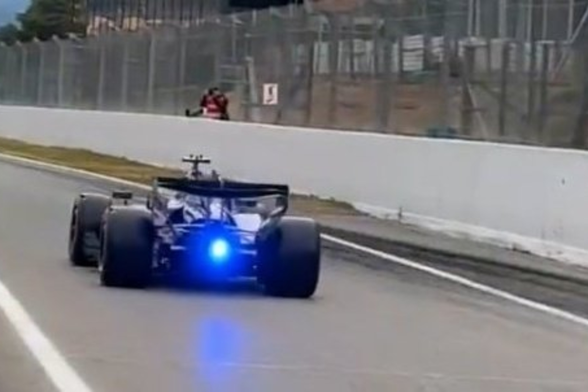 Aston Martin con la luz azul durante los test de Barcelona