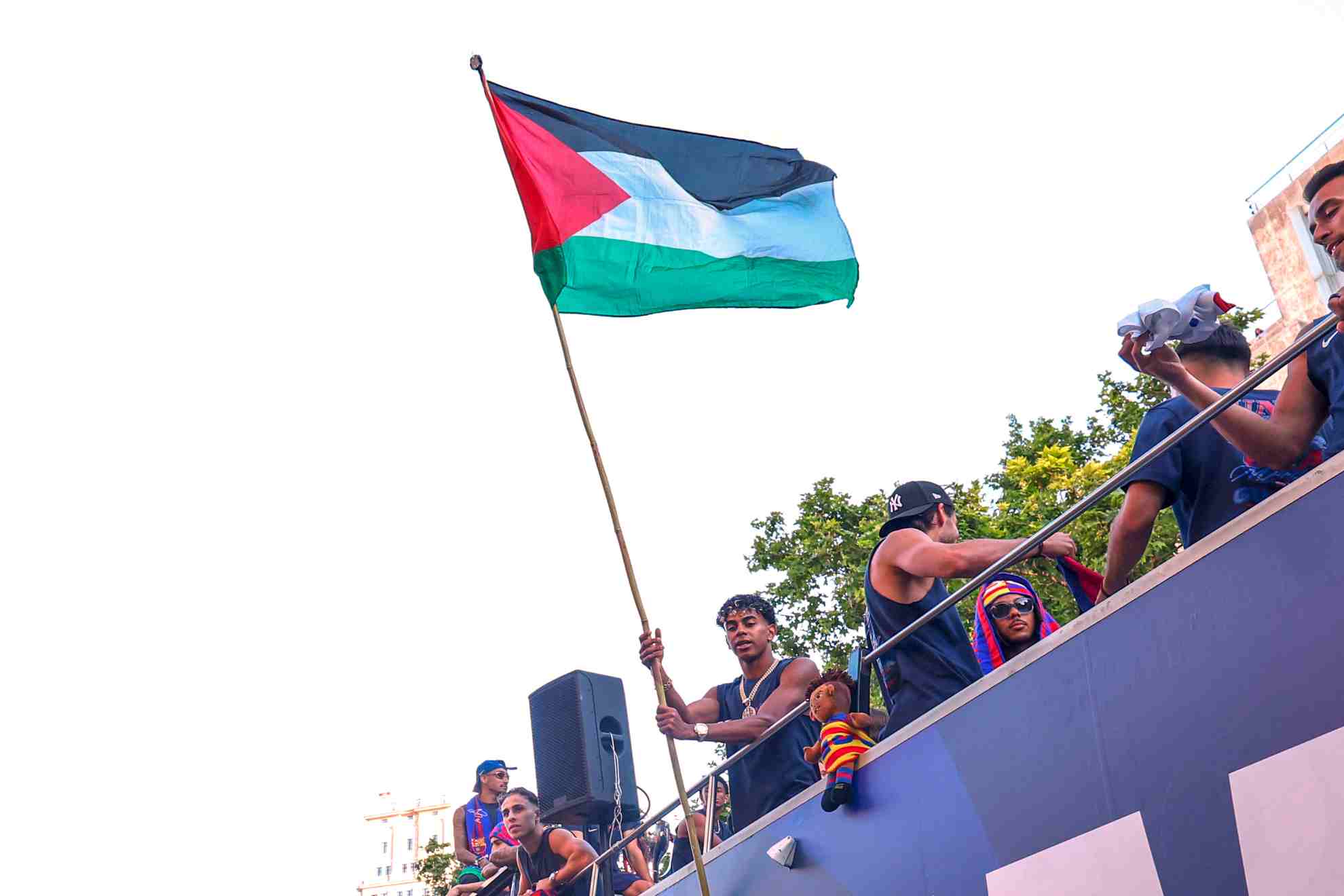 Lamine ondea la bandera palestina