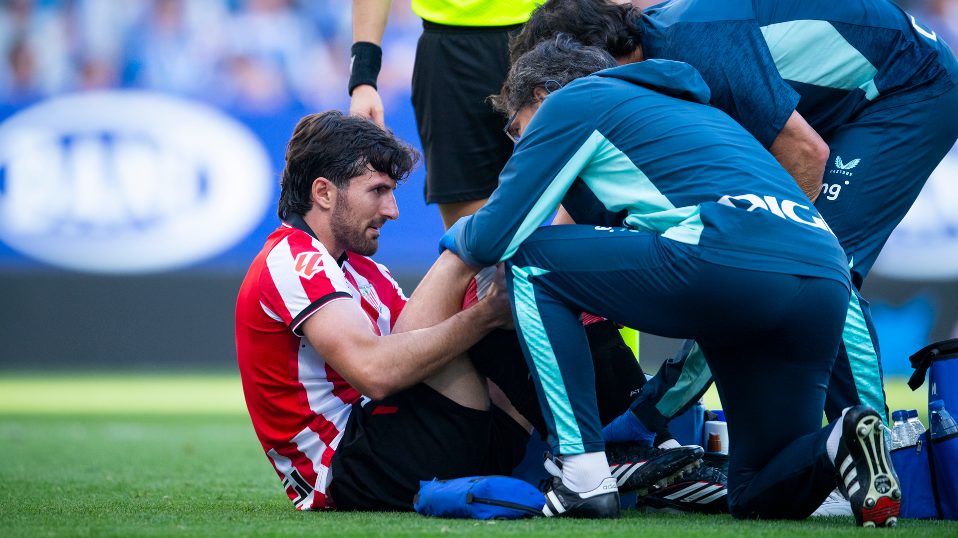 Vivian, atendido por el doctor Lekue tras su lesión frente al Espanyol