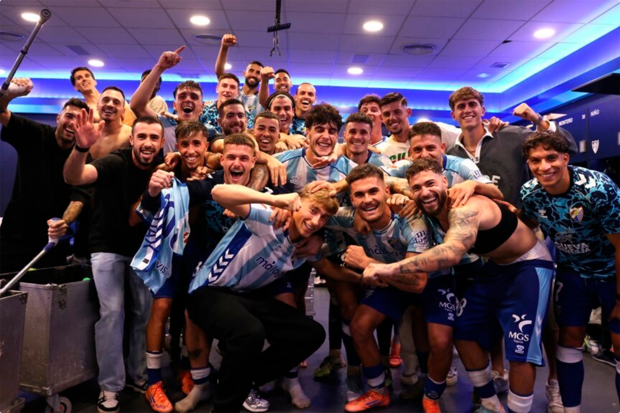 Huijsen, en el centro de la imagen, celebra una victoria con los jugadores del Málaga.