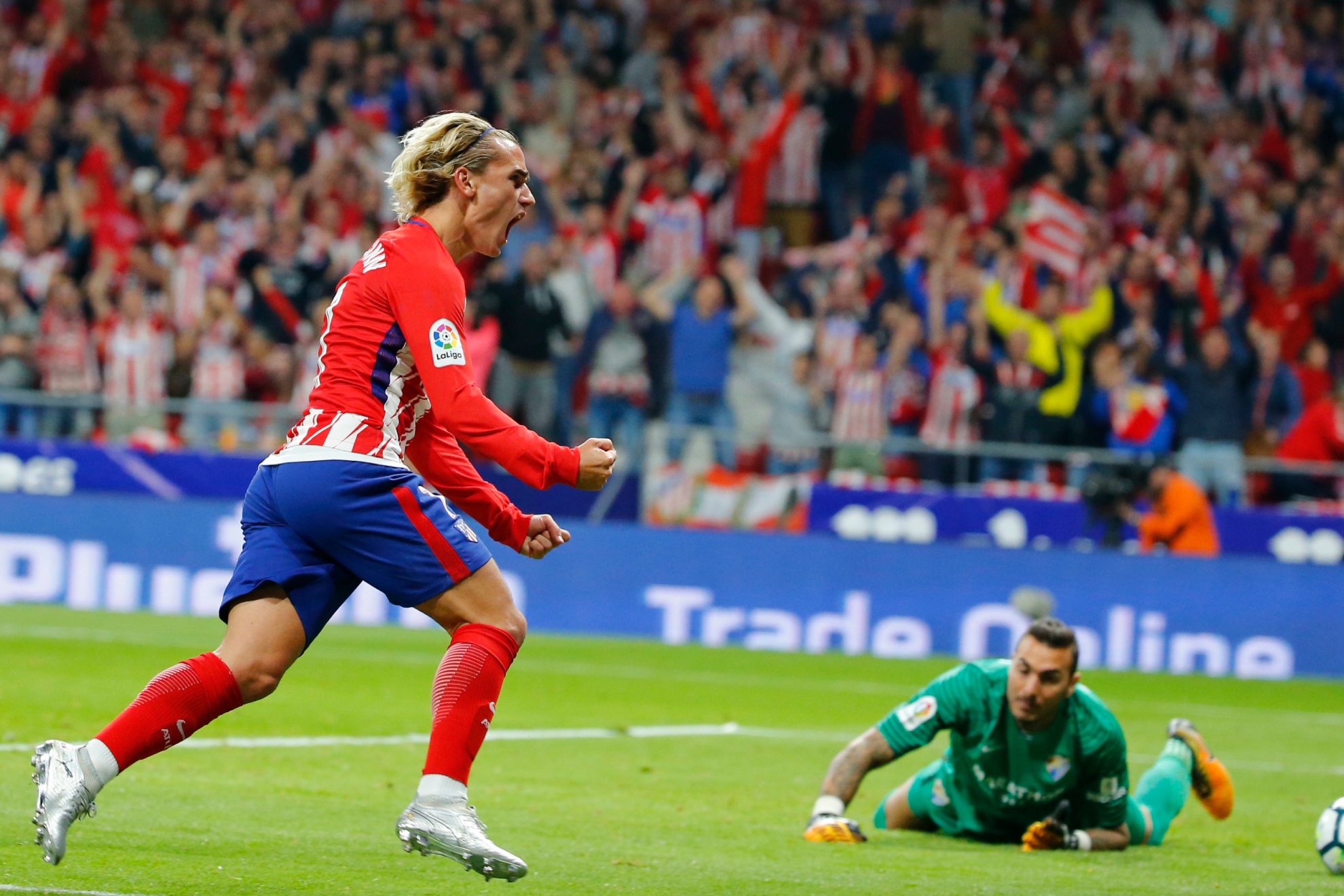 Griezmann anotando el primer gol del Metropolitano ante el Málaga.
