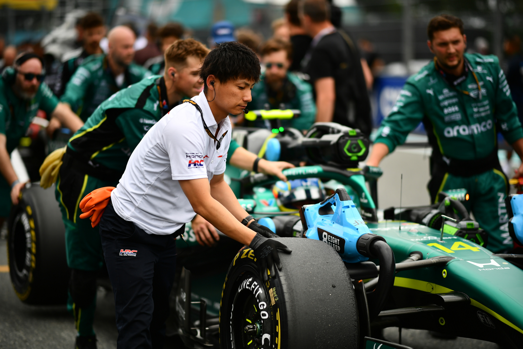 El equipo de Alonso empuja a su Aston Martin AMR26 hasta la parrilla.
