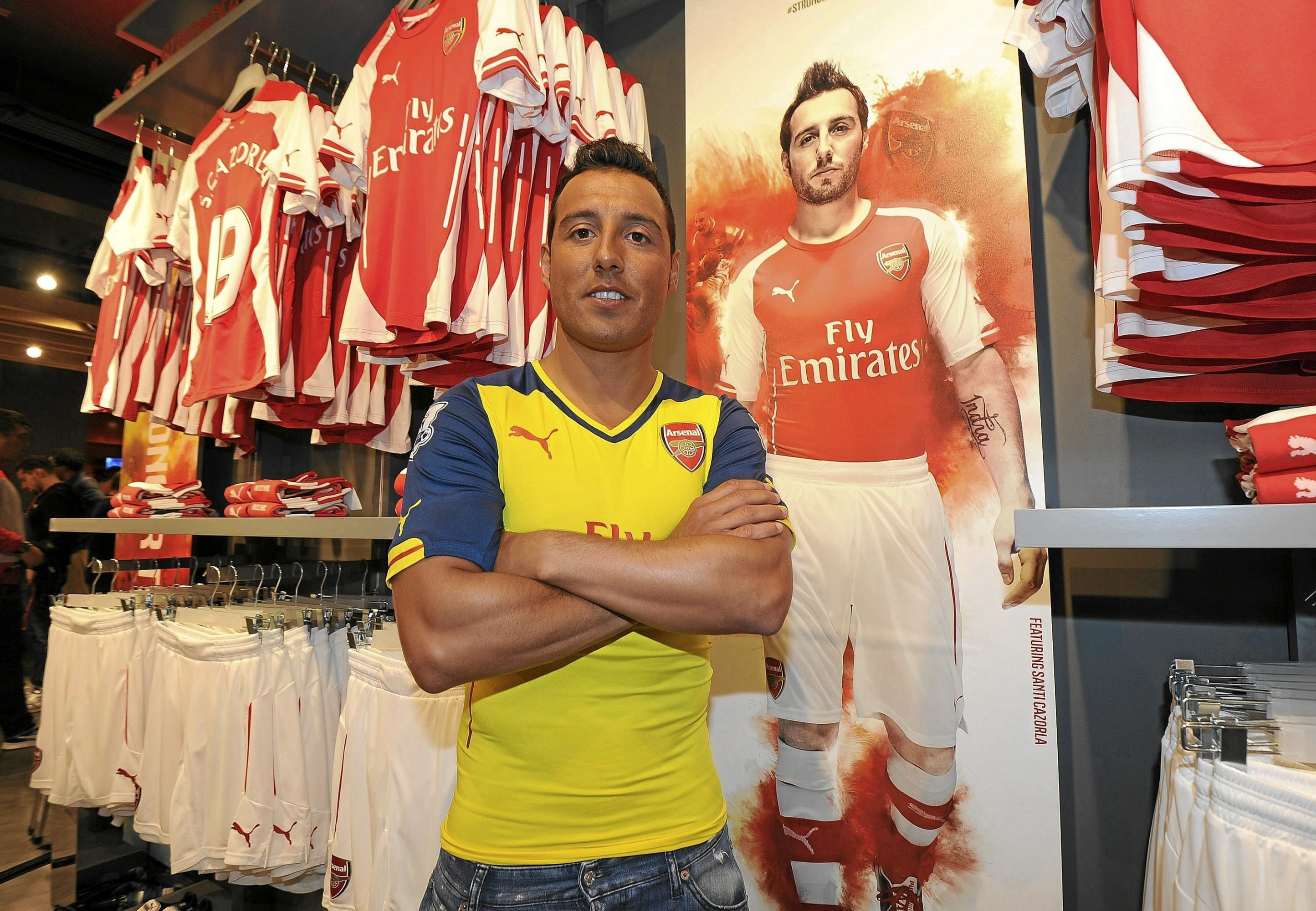 Santi Cazorla, posa con la maglia dell'Arsenal