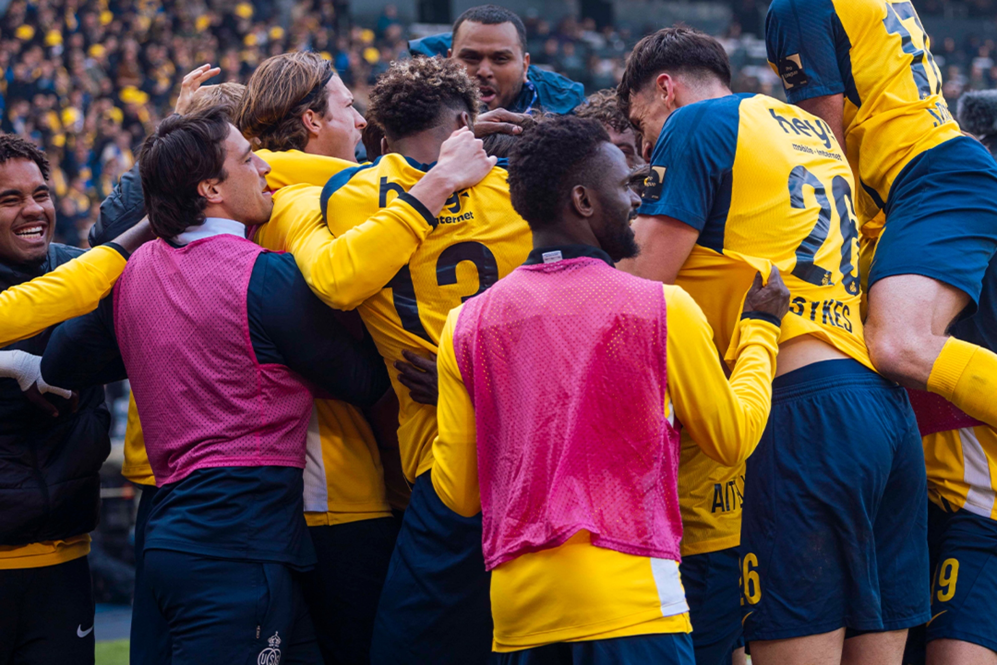 Los jugadores del Union Saint-Gilloise celebran uno de los goles.