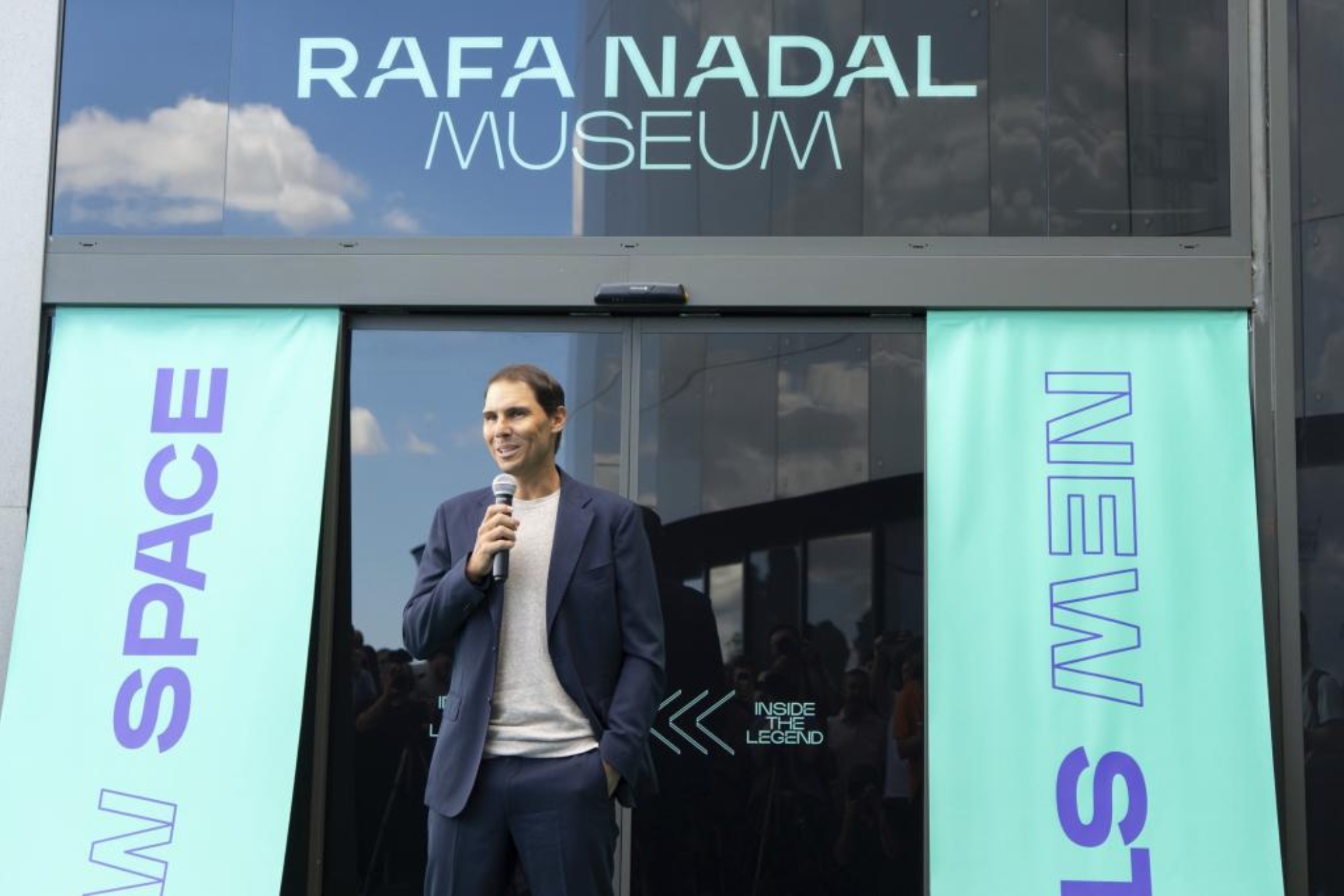 Rafa Nadal (39), delante de la puerta de su museo