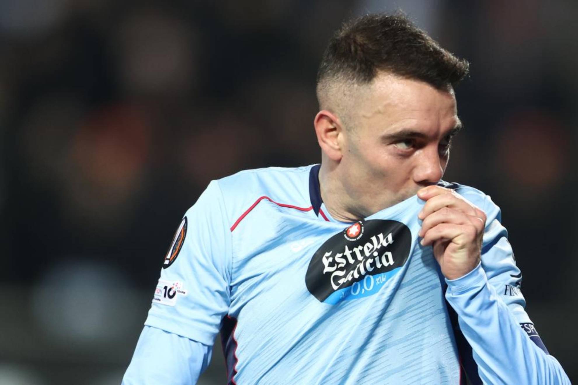 Iago Aspas se besa el escudo