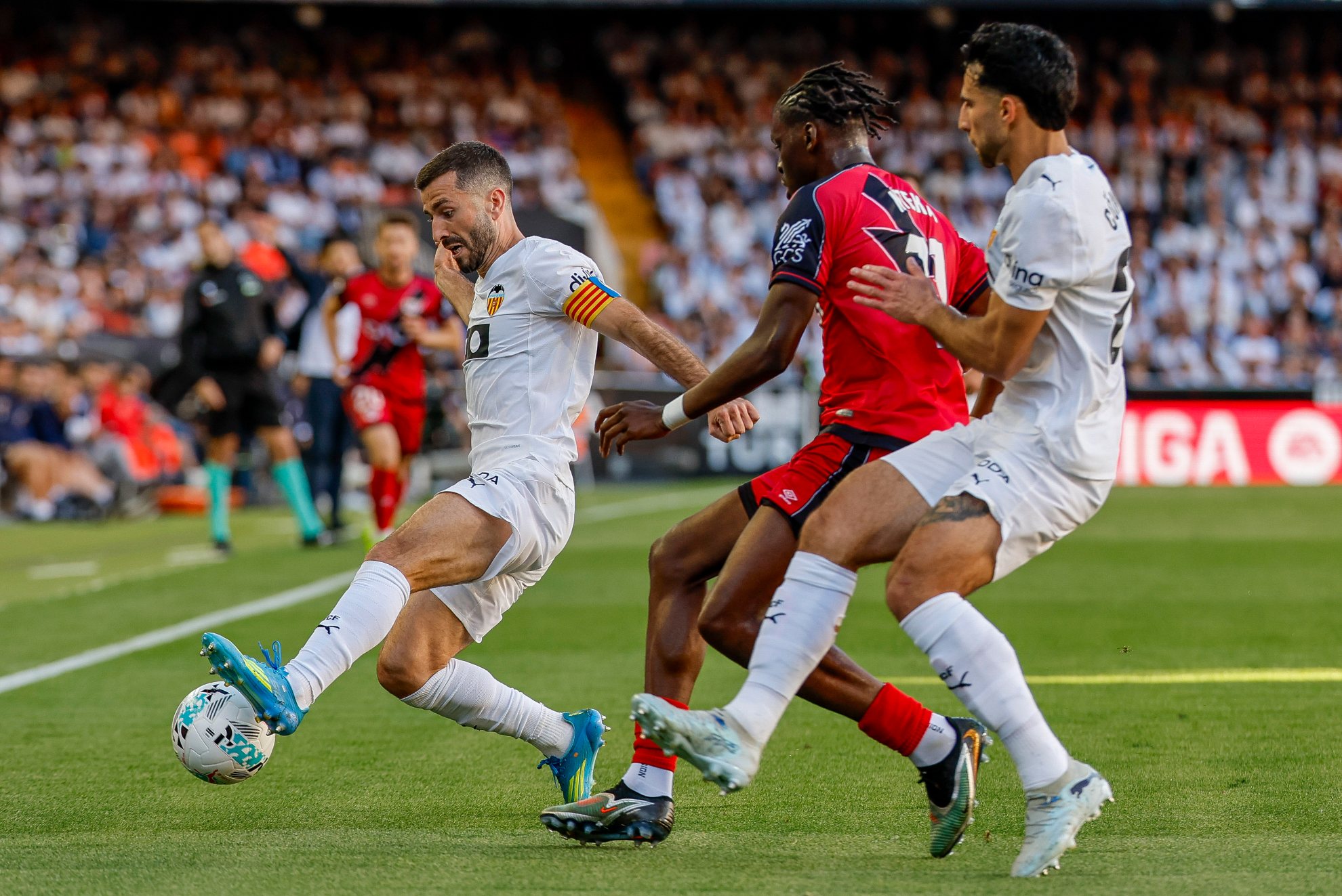 Gayá se anticipa a un balón que trata de controlar Nteka ante Comert.