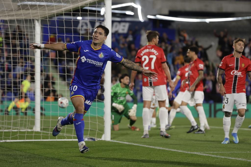 Satriano celebra su doblete ante el Mallorca