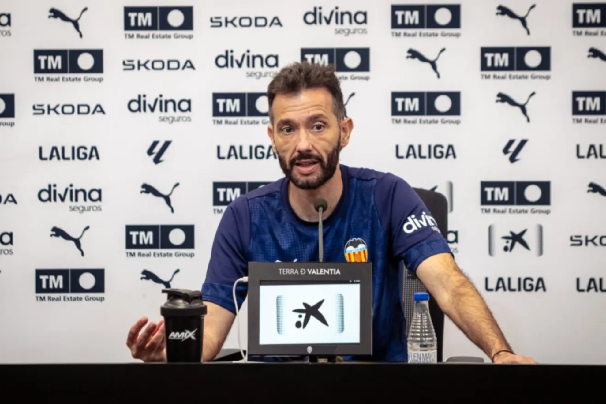 Carlos Corberán en la sala de prensa.