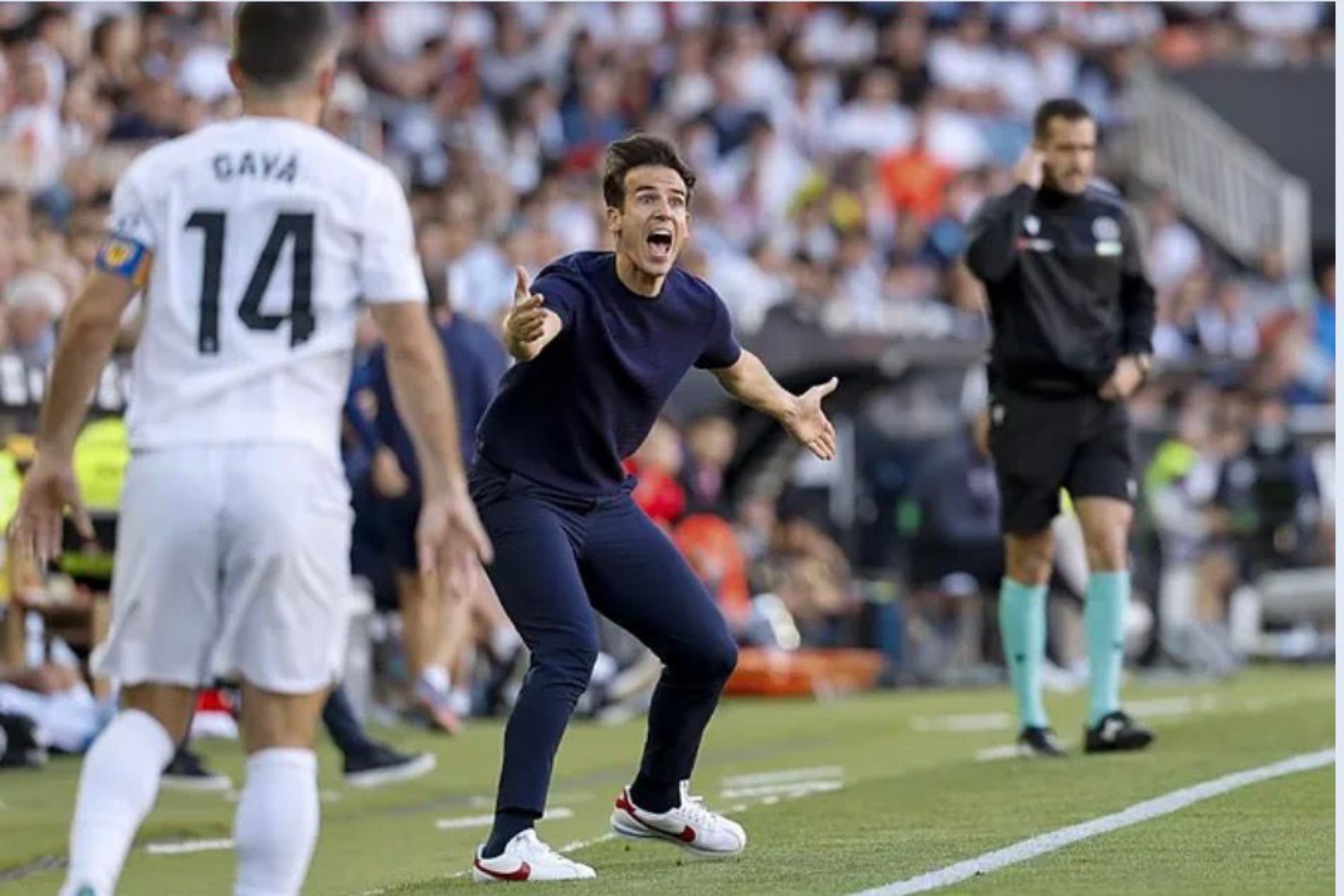Íñigo dando instrucciones desde la banda.