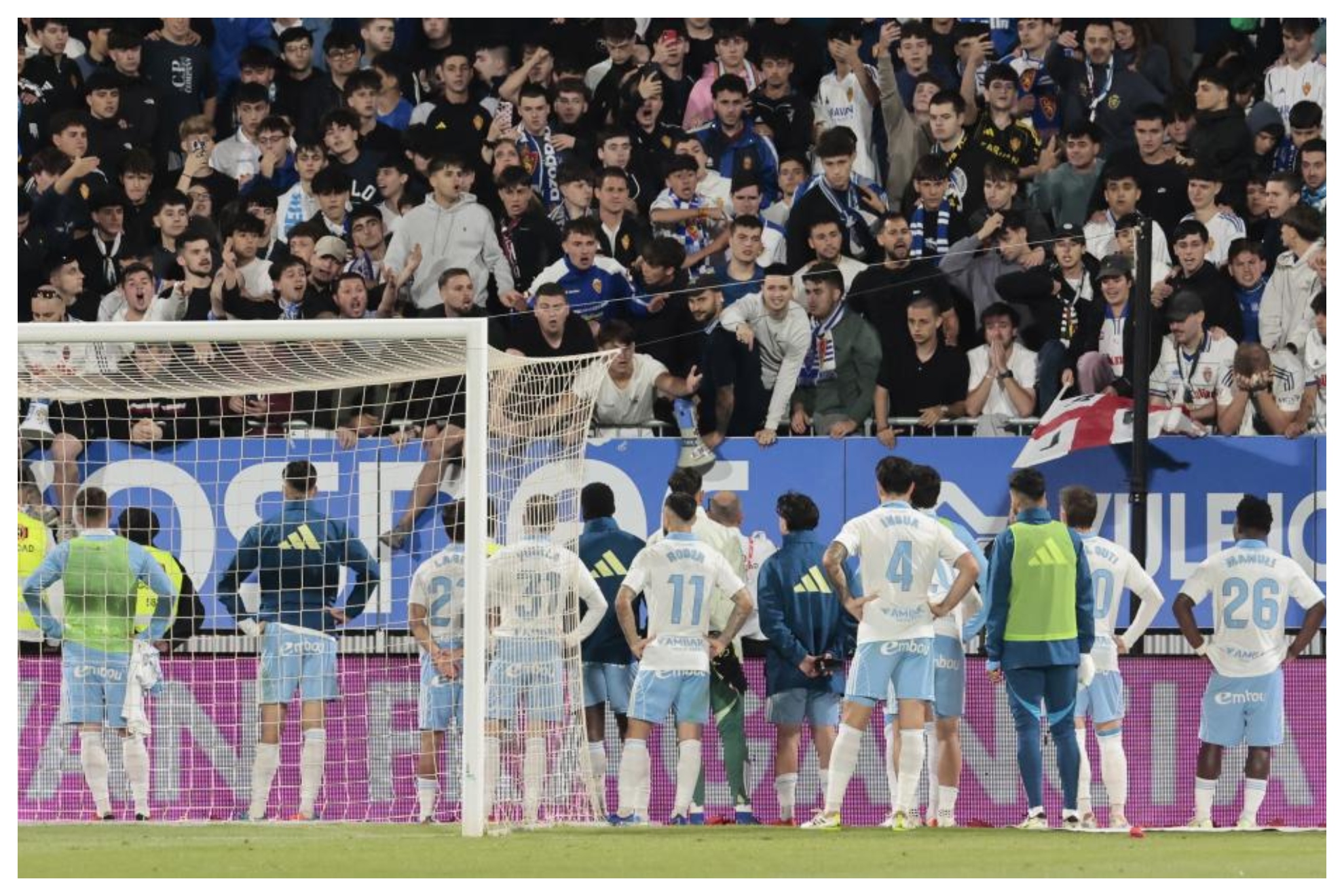 Los jugadores del Zaragoza piden perdón a la afición tras la derrota ante el Granada