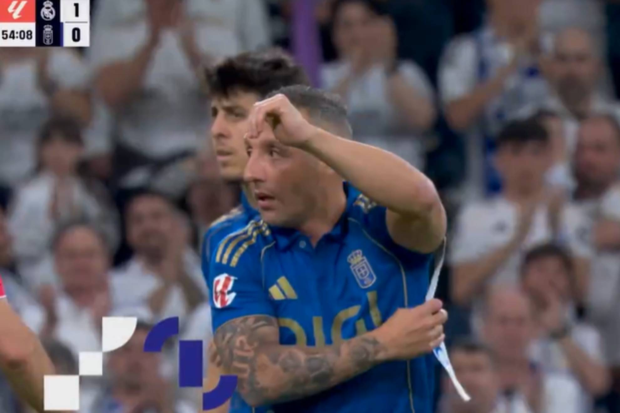Cazorla se pone el brazalete en el Bernabéu.
