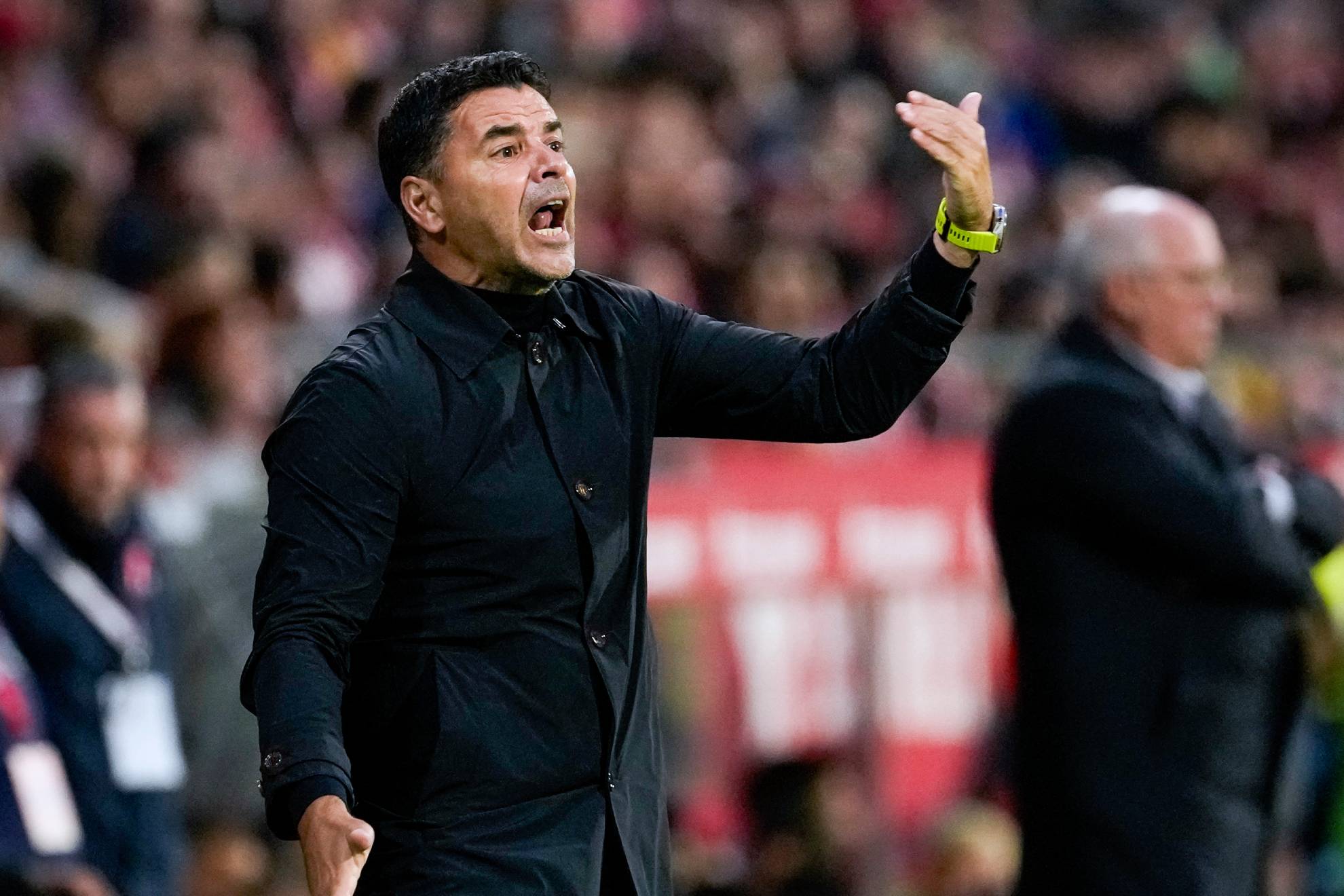 Míchel da instrucciones desde la banda durante el partid ante la Real Sociedad.