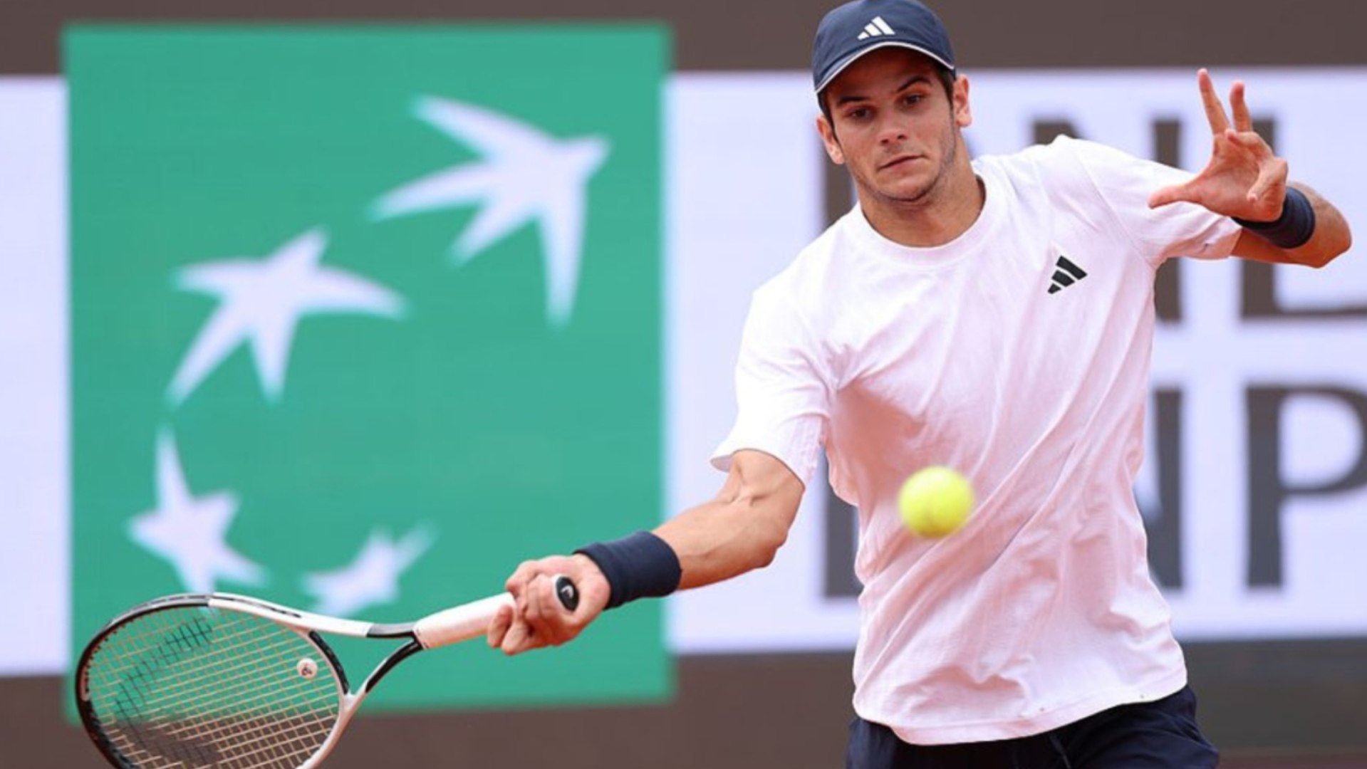 El italiano pasa a las semifinales del Masters 1000 en un partido que tuvo que suspenderse por el humo