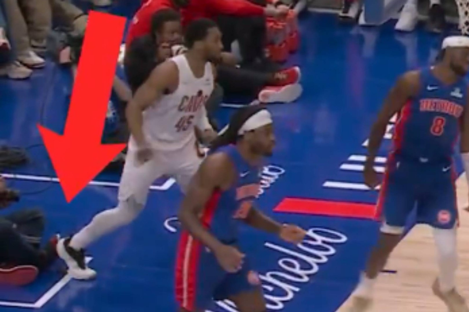 Donovan Mitchell pisó accidentalmente el pie de un fotógrafo lastimándose en el primer cuarto del partido que sus Cavaliers ganaron en la prórroga 113-117 a los Pistons para poner el 2-2 en su serie de los Playoffs de la NBA.