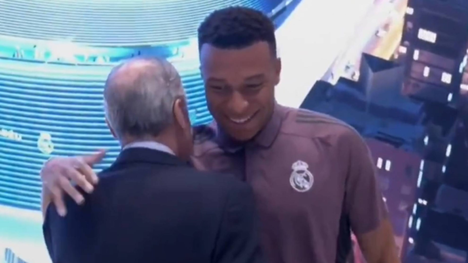 El presidente recibió a los futbolistas del Real Madrid en su entrada al Santiago Bernabéu