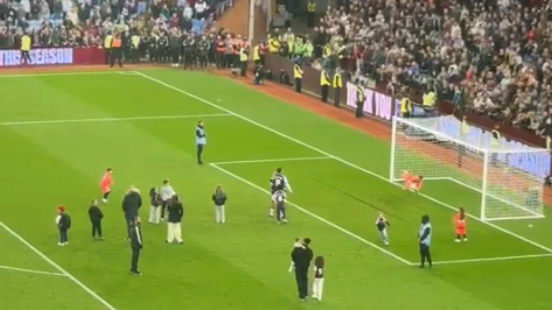 El carismático portero argentino del conjunto de Birmingham hizo de las suyas en la celebración del equipo por su clasificación a la próxima Champions League: primero le paró un penalti a su hijo con una gran estirada y después encajó un gol que el estadio celebró como si valiese un título.