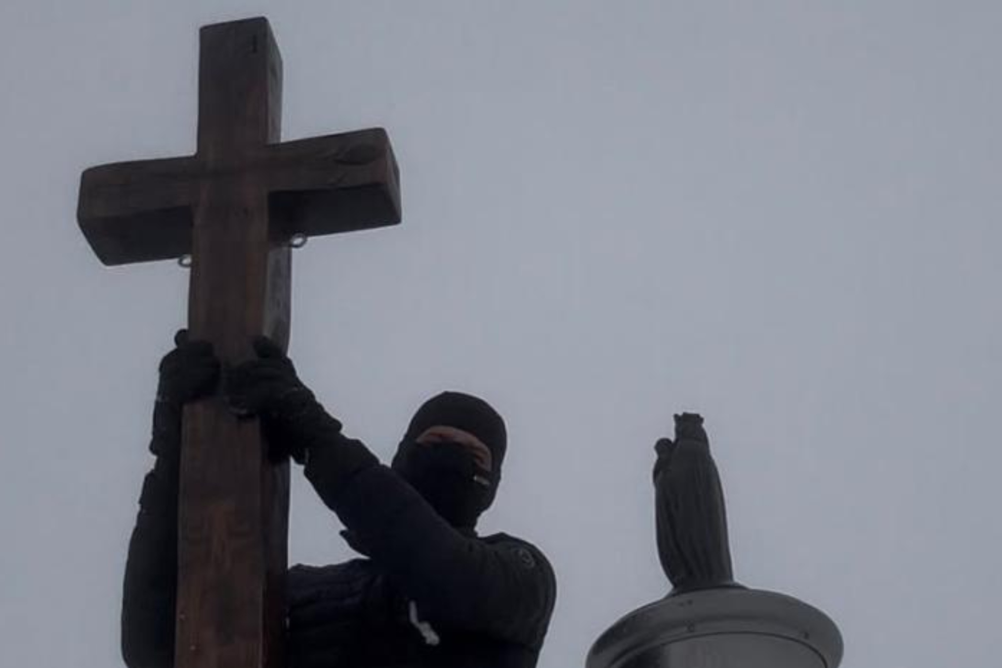 Así es la cruz que del monte.