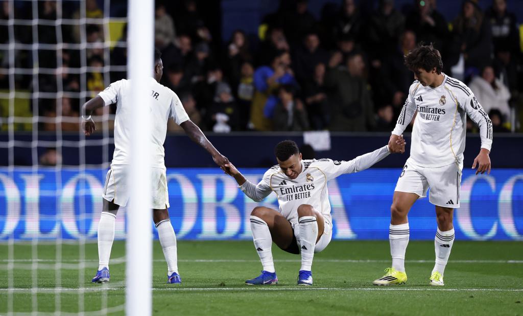 Vinicius y Gonzalo ayudan a Mbappé a levantarse.