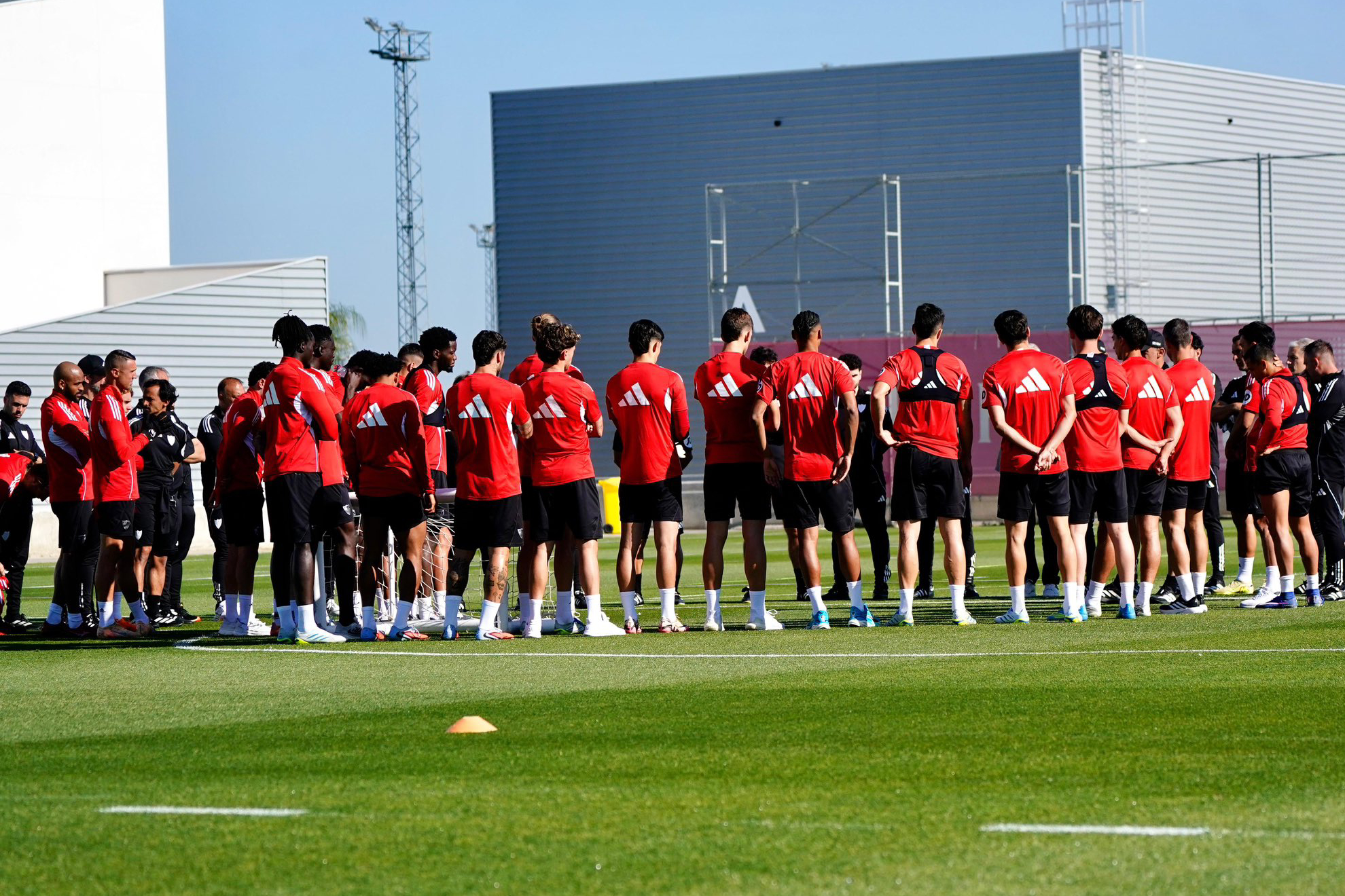 Marcao, a la izquierda, en la charla de grupo del entrenamiento de hoy