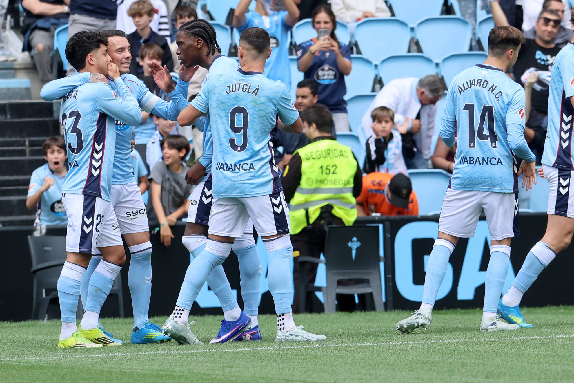 Los jugadores del Celta celebran el gol de Hugo Álvarez.
