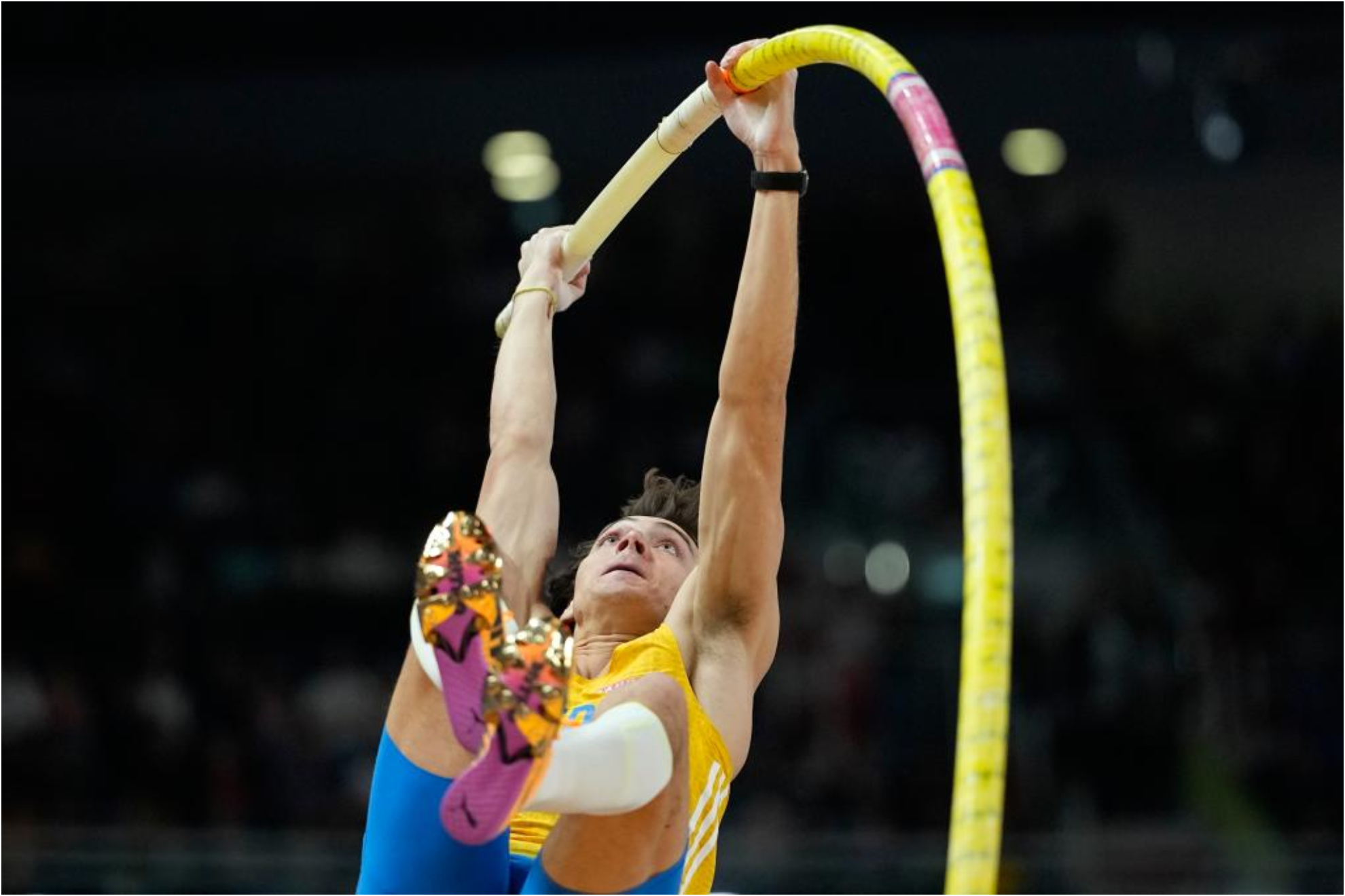 Duplantis, en uno de sus saltos en el Mundial de pista cubierta.
