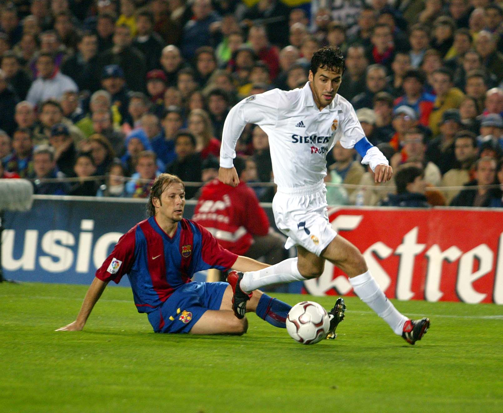 Mendieta y Raúl, durante un Clásico en 2002.