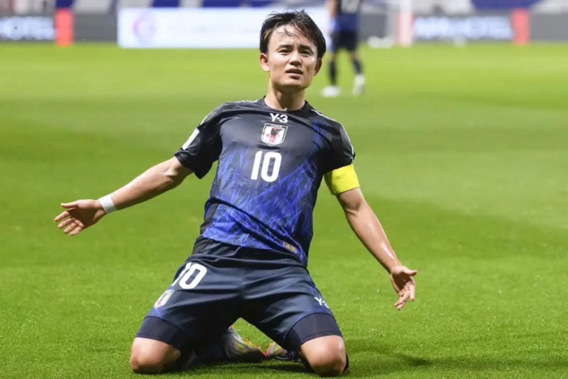 Take Kubo celebra un gol con la selección de Japón.