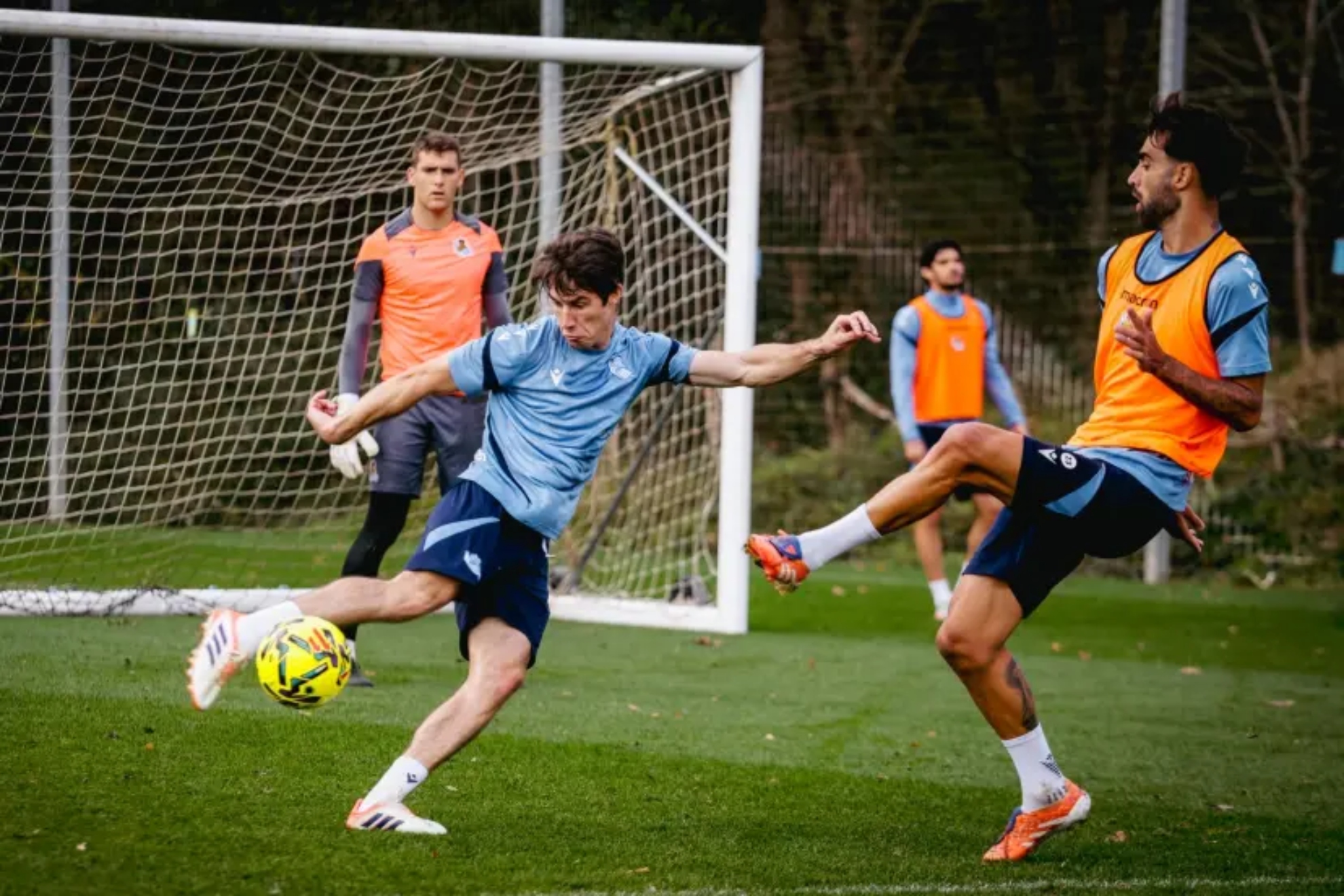 Aritz Elustondo dispara ante Brais Méndez, en un entrenamiento con la Real.