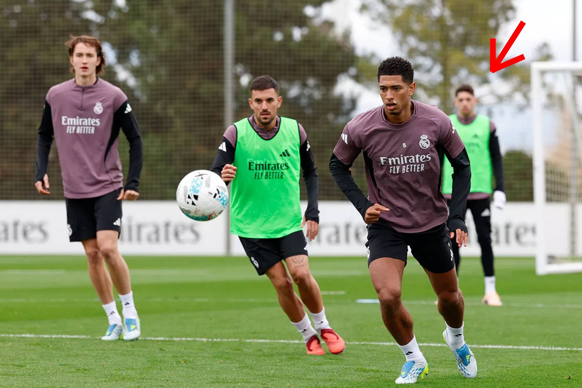 Valverde, al fondo del entrenamiento en Valdebebas.
